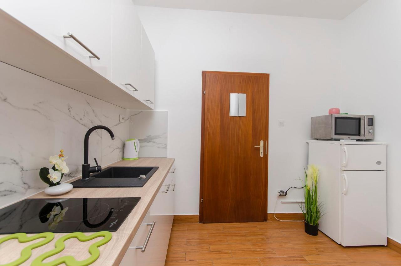 Apartments Katarina Пироваць Екстер'єр фото